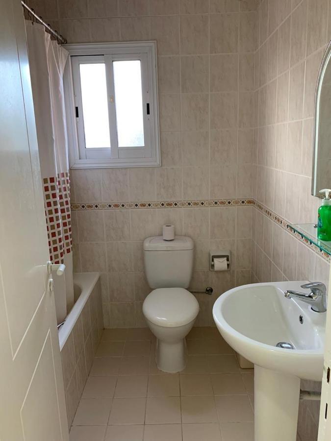 Limnaria Gardens: Sunny 2 Bed Apartment Paphos Exterior foto